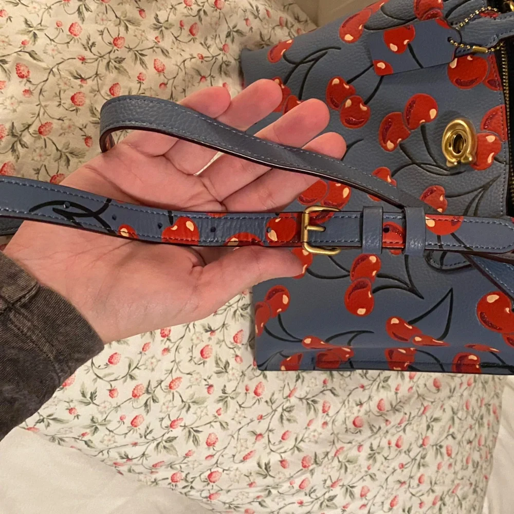 Coach Cherry Willow 24 - Picture 6 of 6